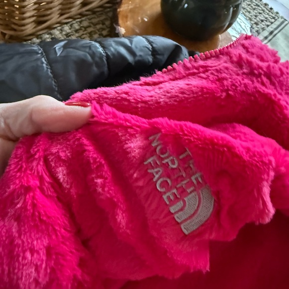 The North Face Kids Puffer Jacket in Charcoal and Fuchsia - Picture 7 of 8